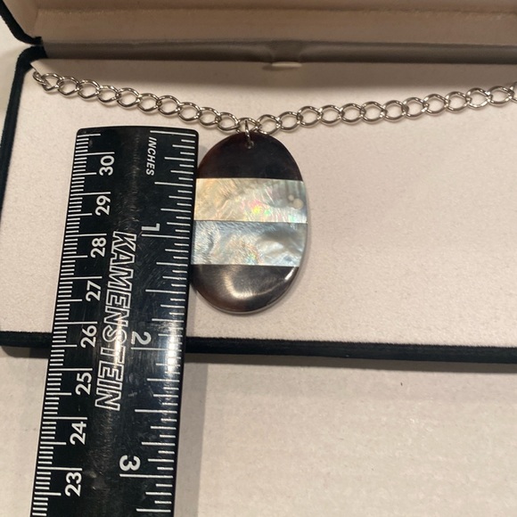 NIB Faux Abalone pendant on Silvertone link chain - Picture 4 of 4